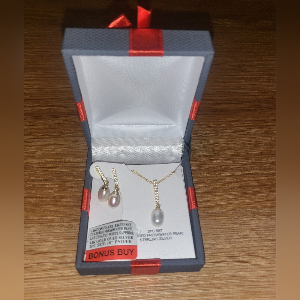JCPenney Gold and Silver Pearl Necklace And Earrings Set
